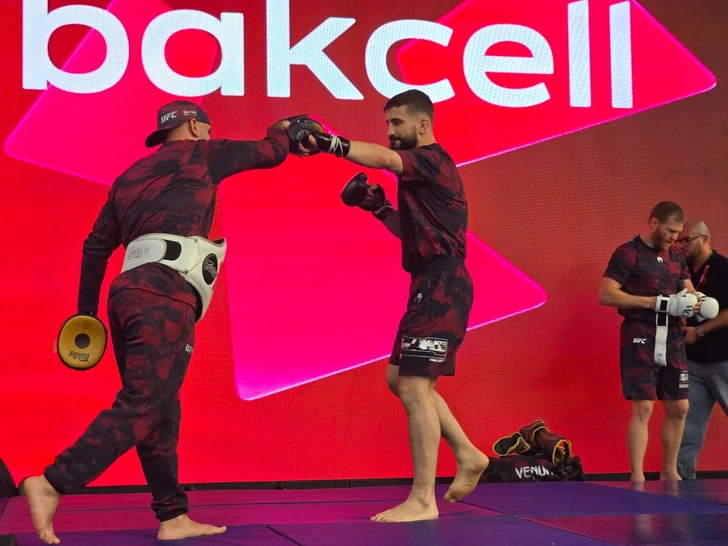 Media.az - Новости Азербайджана - Звезды UFC провели открытую тренировку на Бакинском бульваре