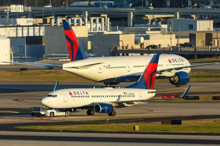 Самолет Delta Air Lines задел другой лайнер в аэропорту США