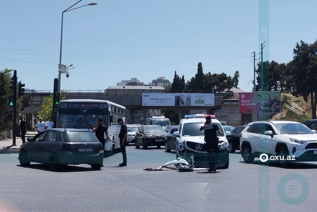 В Баку произошла авария с участием полицейской машины