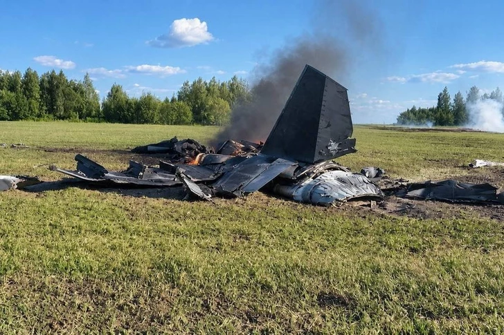 СМИ: Два истребителя Су-35С столкнулись в воздухе в Курской области РФ