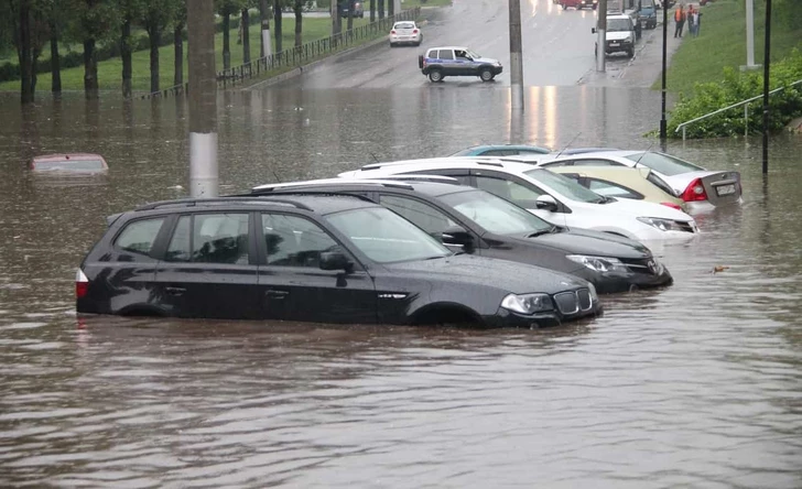 Автомобиль оказался под водой после дождя: что покрывает страховка в Азербайджане?