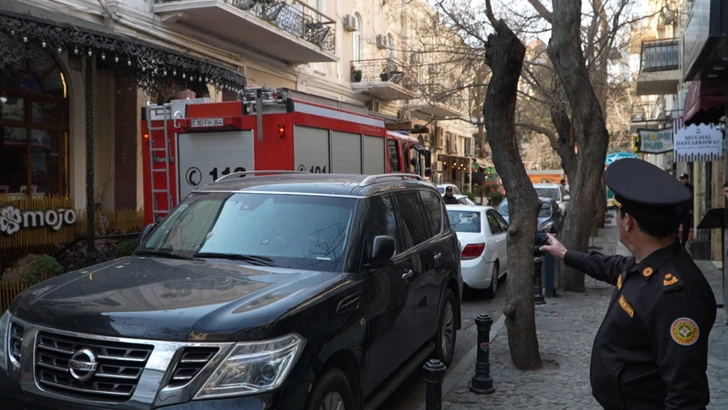 Media.az - Новости Азербайджана - Хаотичная парковка в центре Баку помешала пожарным машинам добраться до очага возгорания