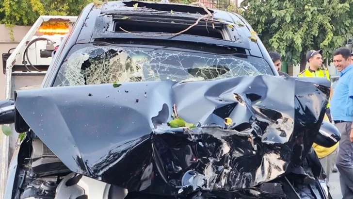 В Гяндже автомобиль врезался в дерево: есть пострадавшие