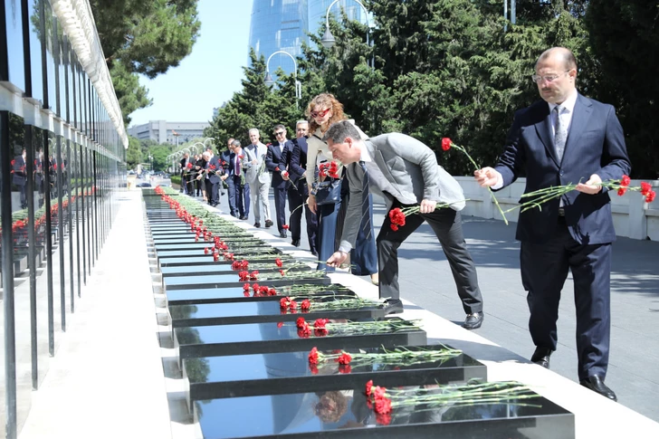 Media.az - Новости Азербайджана - Руководство Минздрава Азербайджана почтило память великого лидера Гейдара Алиева