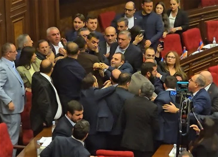 В парламенте Армении произошла потасовка между депутатами