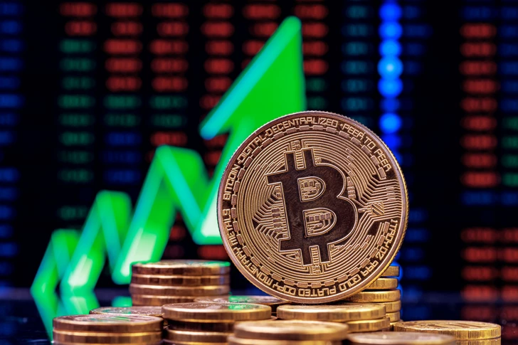 Стоимость биткойна впервые с начала июня поднялась выше 71000 долларов