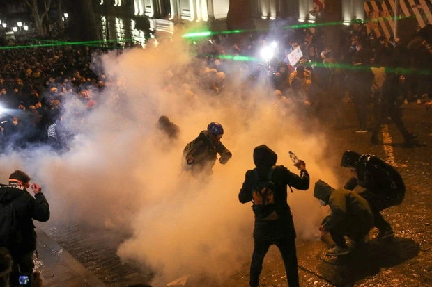 Полиция применила перцовый газ против протестующих у парламента в Тбилиси
