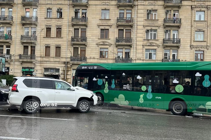 Дождь стал причиной столкновения внедорожника с пассажирским автобусом в Баку