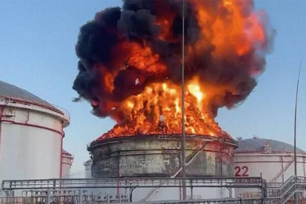 В Краснодарском крае России при падении БПЛА загорелся НПЗ, есть пострадавшие