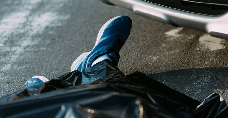 В припаркованном автомобиле в столице найдет труп мужчины