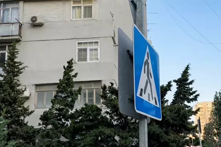 В Баку после жалоб жителей восстановили поврежденный дорожный знак