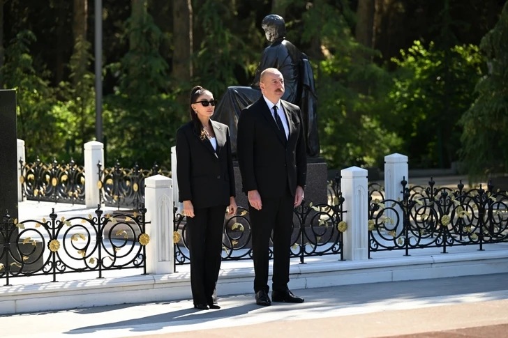 Ильхам Алиев и Мехрибан Алиева посетили могилу великого лидера на Аллее почетного захоронения