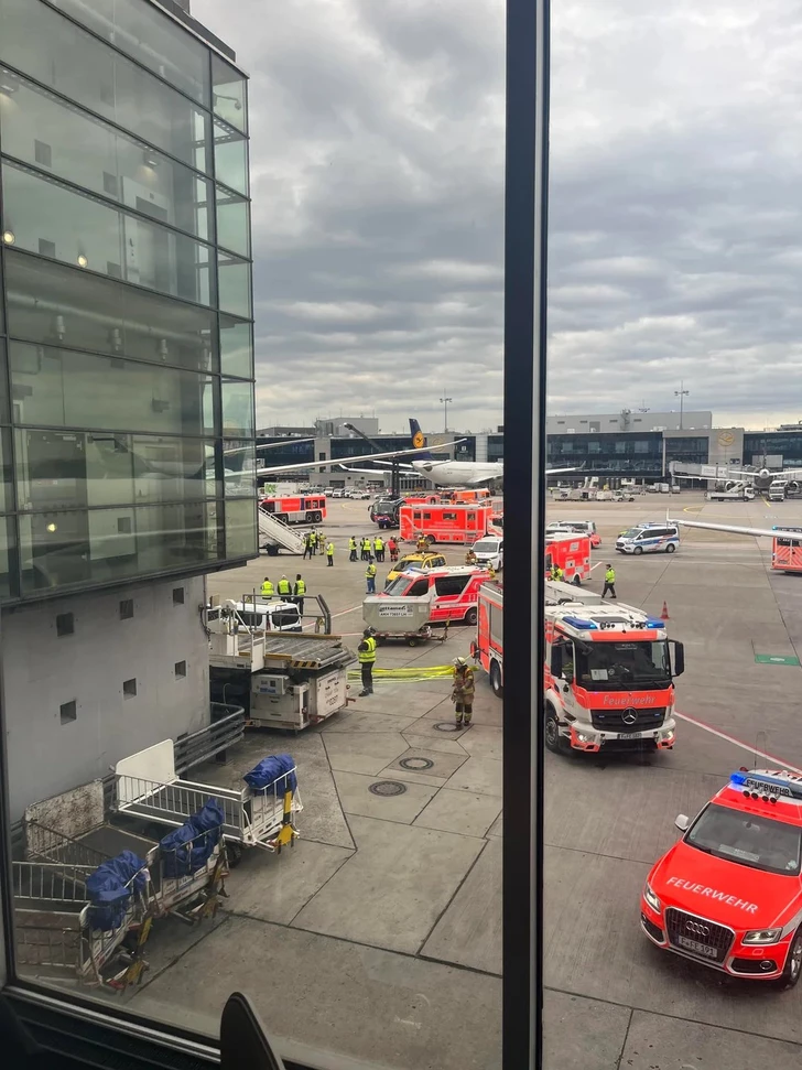 Media.az - Новости Азербайджана - В Германии самолет компании Lufthansa совершил жесткую посадку, есть пострадавшие