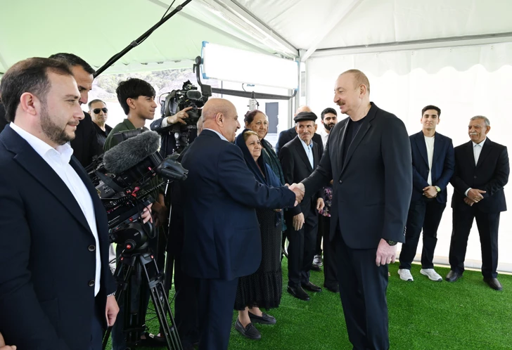 Media.az - Новости Азербайджана - Ильхам Алиев встретился с жителями, переехавшими в лачынское село Бейлик, и вручил им ключи от домов