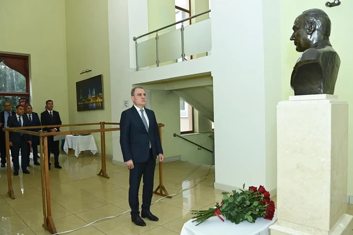 Глава МИД Азербайджана посетил посольство страны в Киеве