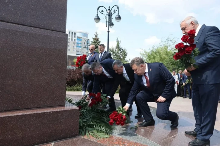 Media.az - Новости Азербайджана - В Астрахани отметили 103-ю годовщину со дня рождения Гейдара Алиева