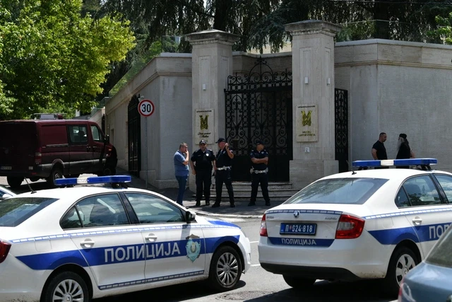 Мужчина с арбалетом напал на полицейского возле посольства Израиля в Сербии