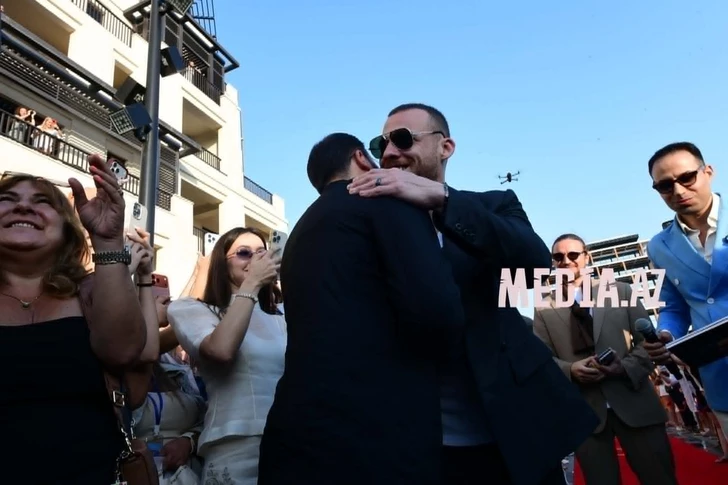 Media.az - Новости Азербайджана - Керем Бюрсин получил именную звезду на Sea Breeze Walk of Fame