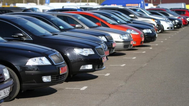 Служебные автомобили восьми госструктур Азербайджана выставят на торги