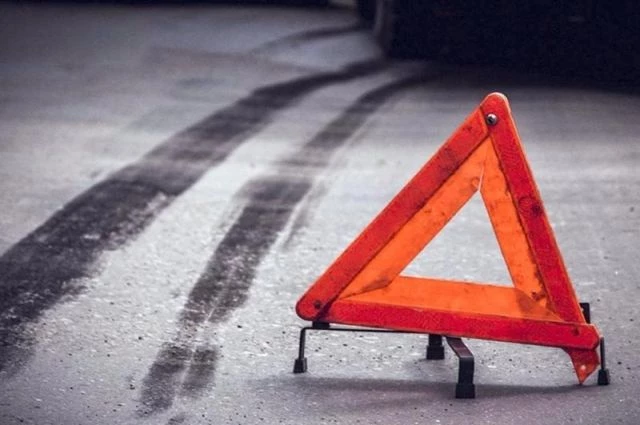 В Баку автомобиль съехал с дороги и перевернулся