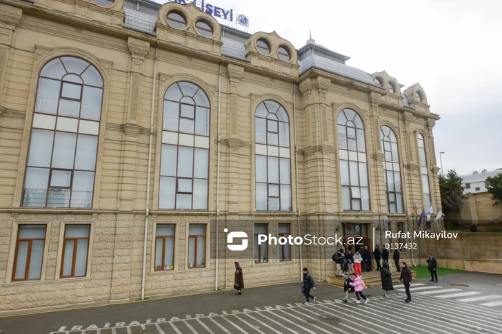 Пострадавшая при стрельбе в лицее İdrak учительница переведена в палату