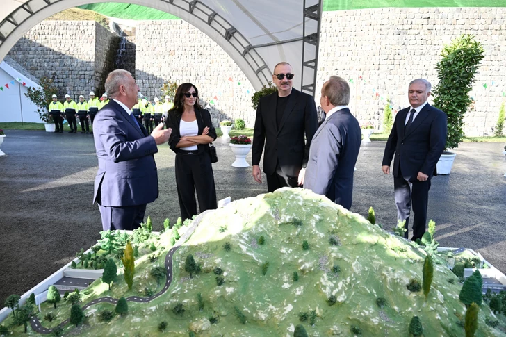 Президент и первая леди ознакомились с ходом работ на автодороге Тоганалы-Кяльбаджар-Истису