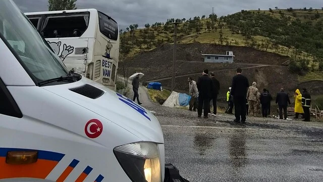 Автобус протаранил крышу жилого дома в Турции: один человек погиб, 14 пострадали