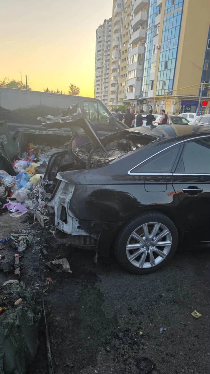 Media.az - Новости Азербайджана - Возгорание мусорных контейнеров в Баку привело к повреждению четырех автомобилей