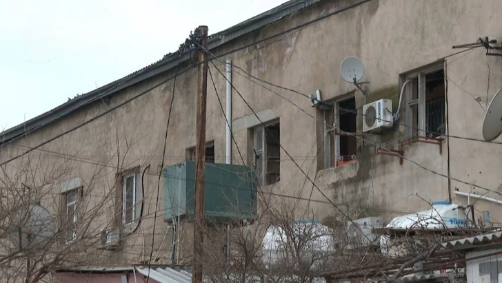 Жители аварийного дома в бакинском районе требуют ремонта кровли