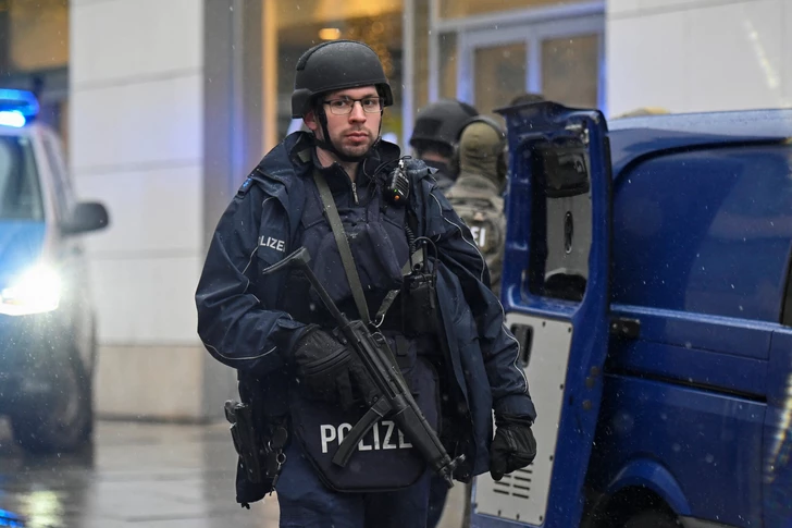 В Германии полиция обезвредила вооруженного мужчину, угрожавшего людям у супермаркета