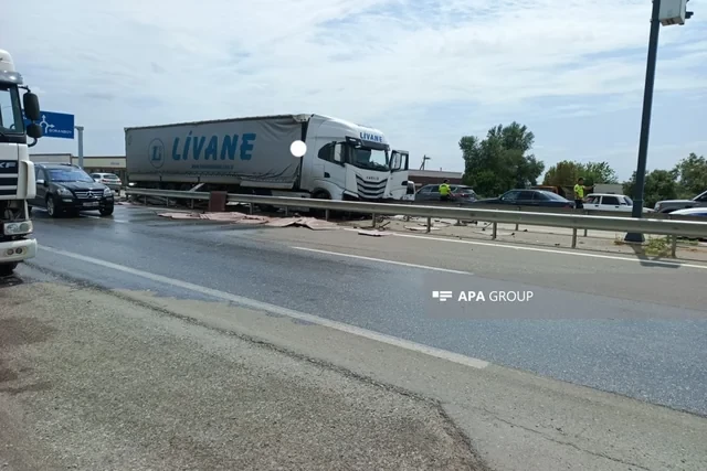 Media.az - Новости Азербайджана - Фура врезалась в ограждение в Гёранбойском районе: на дорогу вылилась тонна топлива