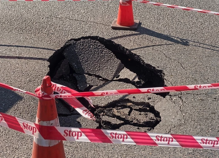 В Баку обрушился участок дороги из-за прорыва канализационного коллектора