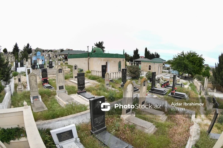 В Баку совершена кража с могилы известного журналиста