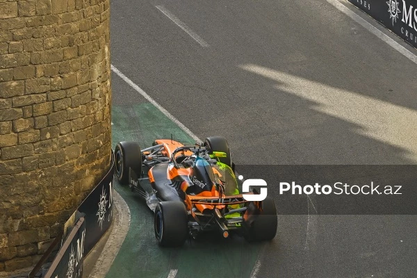 Пилот Racing Bulls попал в серьезную аварию на Формуле-1 в Баку