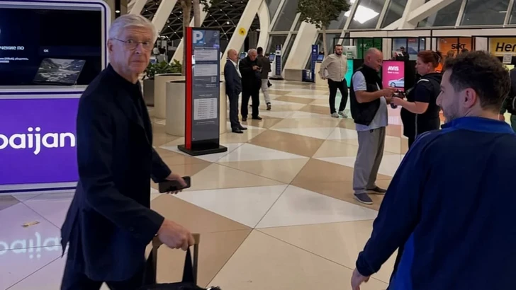 Бывший тренер «Арсенала» приехал в столицу Азербайджана на турнир FIFA