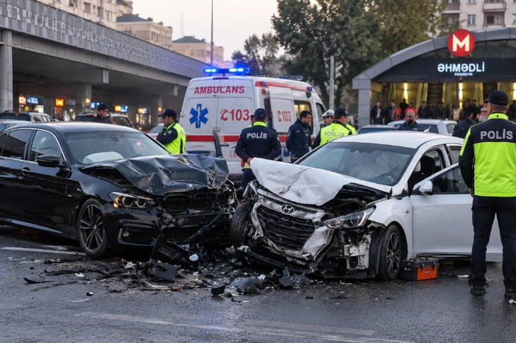 У метро «Ахмедлы» в Баку столкнулись два автомобиля: один человек погиб
