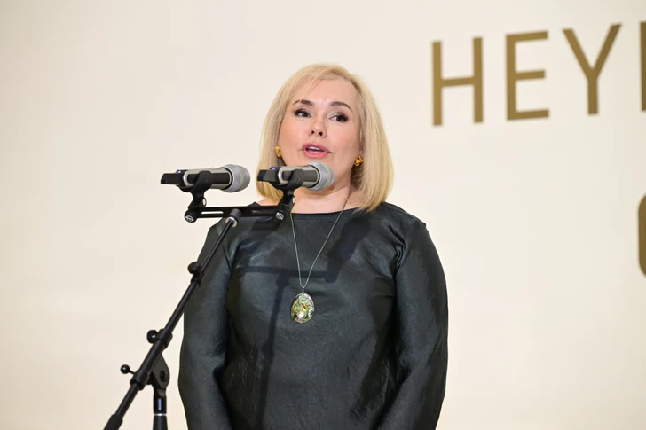 Media.az - Новости Азербайджана - В Центре Гейдара Алиева открылась выставка скульптора Андрея Осташова «Тайна розы»