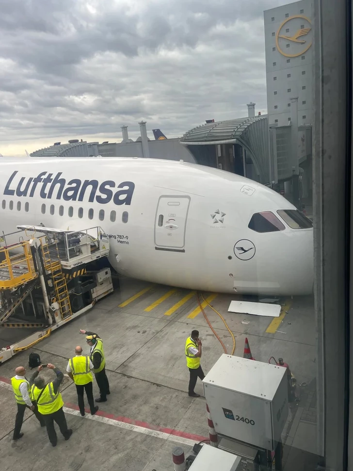 Media.az - Новости Азербайджана - В Германии самолет компании Lufthansa совершил жесткую посадку, есть пострадавшие
