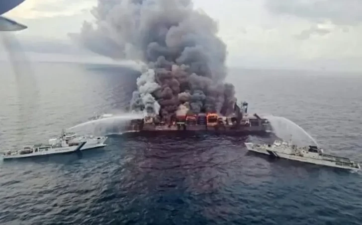 Капитан судна: часть экипажа в панике прыгнула в Азовское море при атаке дронов