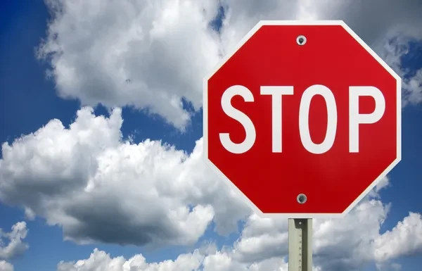 В Азербайджане предложили заменить слово STOP на дорожных знаках