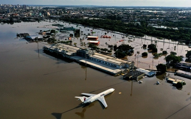 В Бразилии аэропорт ушел под воду вместе с самолетами