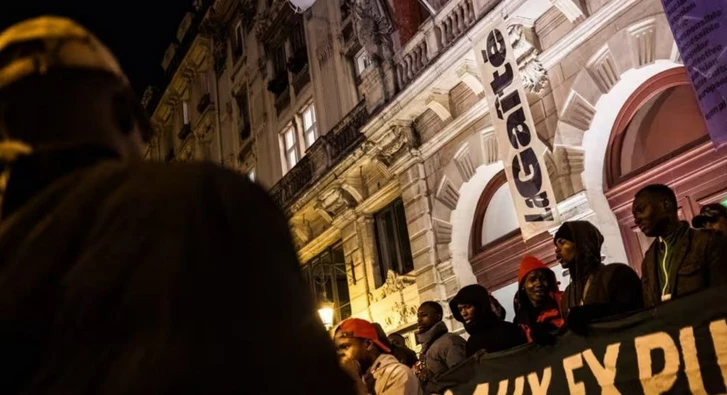 В Париже полиция штурмом взяла здание театра, занятого мигрантами