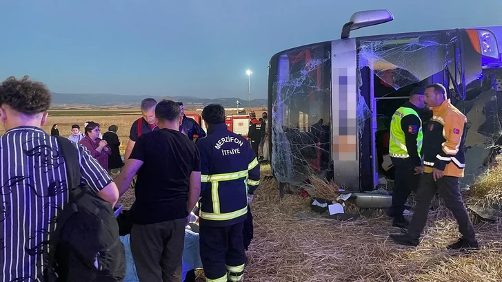 В Турции перевернулся двухэтажный автобус - десятки пострадавших