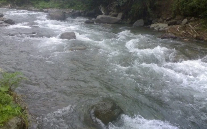 Бушующая река Гусарчай: опоры моста не выдержали напора селевого потока