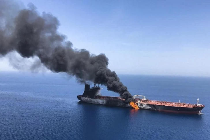 КСИР заявил о взрыве двух нефтяных танкеров у Ормузского пролива — CENTCOM опроверг