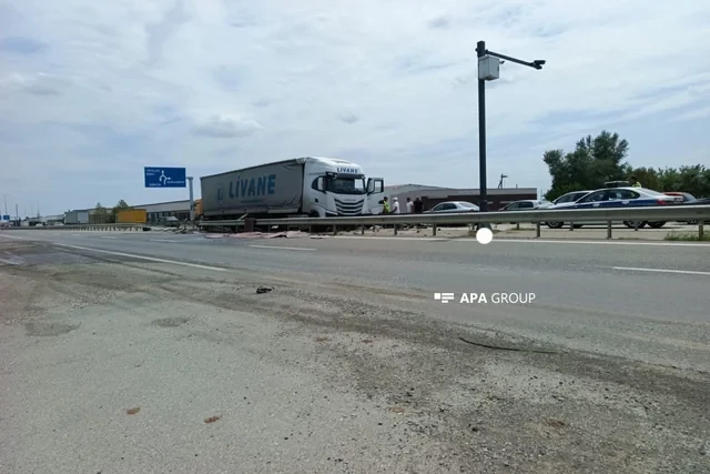 Media.az - Новости Азербайджана - Фура врезалась в ограждение в Гёранбойском районе: на дорогу вылилась тонна топлива