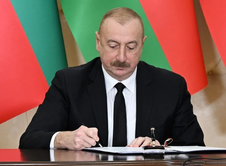 Ильхам Алиев подписал некролог в связи со смертью народного поэта