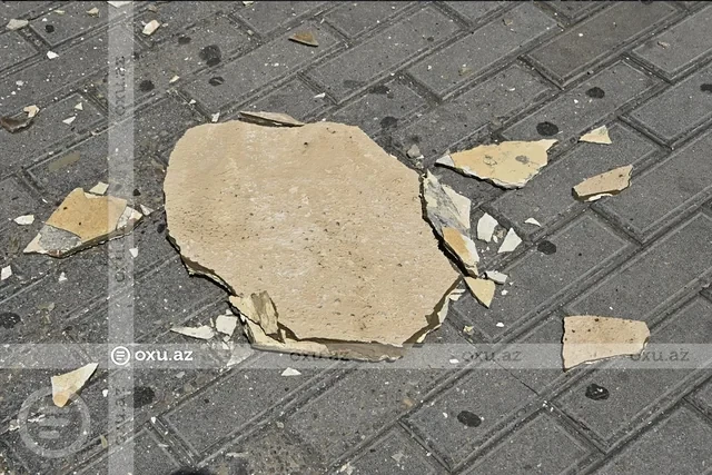 Media.az - Новости Азербайджана - В центре Баку с балкона старого дома обрушилась штукатурка