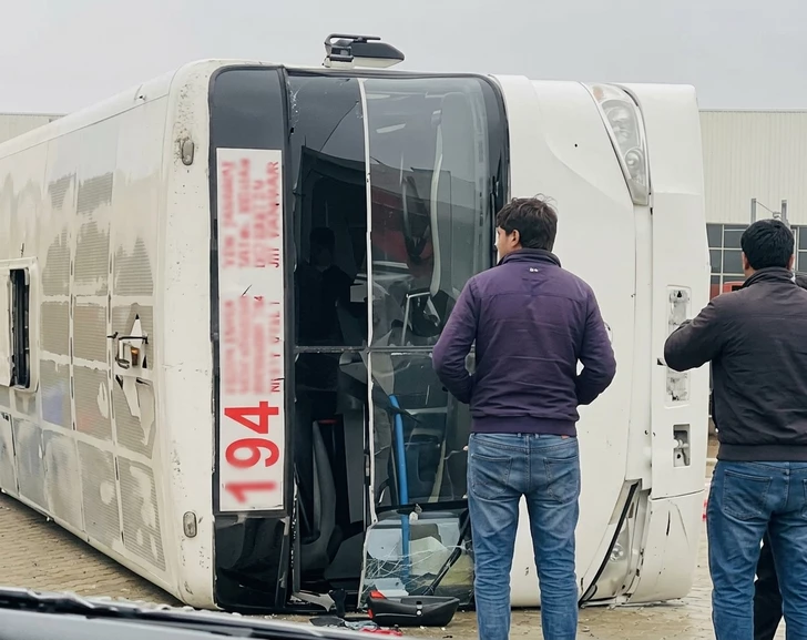 В Баку у ТЦ «Садарак» перевернулся пассажирский автобус: есть пострадавшие