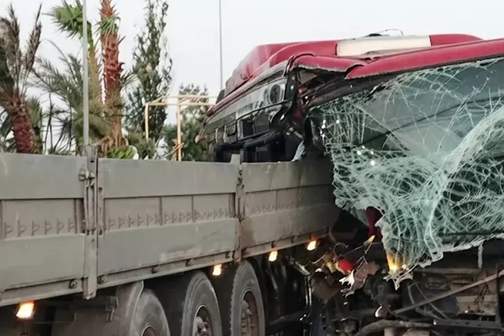 В Баку автобус врезался в припаркованный грузовик